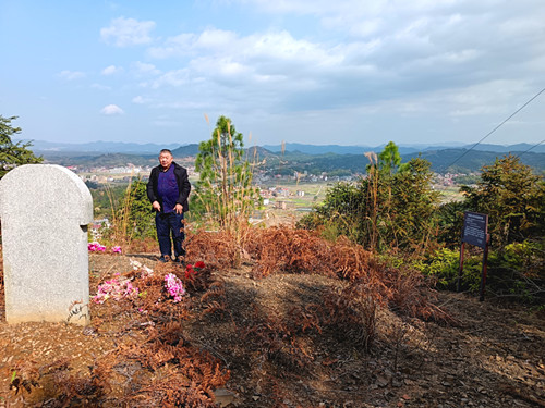 2025年3月2日 湖南省邵东市灵官殿镇大棠村石狮堂贫苦山烈士墓_副本.jpg