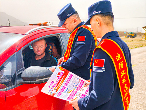 图为民警开展法律法规宣传 (3).jpg