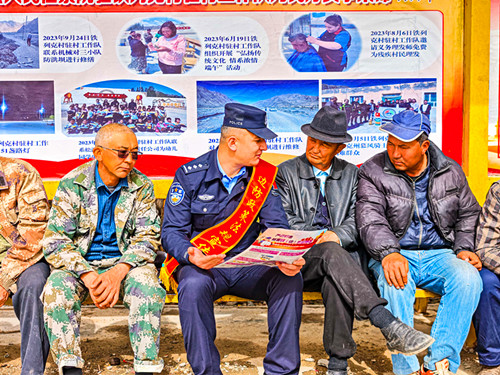 图为民警开展法律法规宣传 (4).jpg
