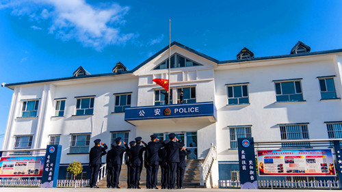 图为派出所民警进行升旗仪式01_副本.jpg