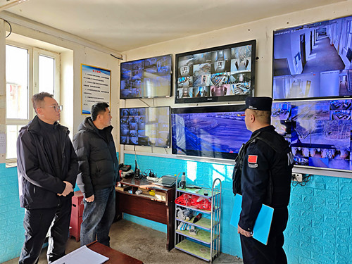 民警检查视频监控运行情况_副本.jpg
