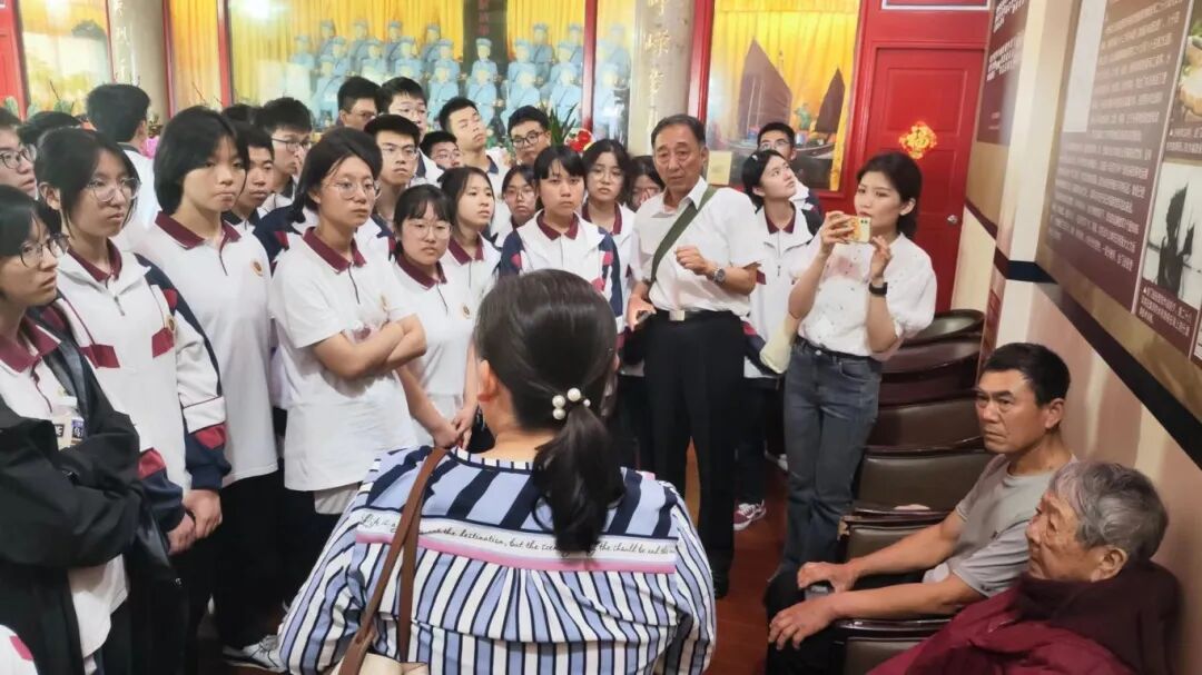 学生参观解放军庙。受访者供图