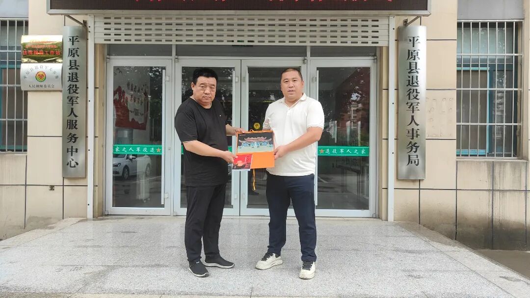 张凯(右)到山东平原县核对烈士信息。受访者供图