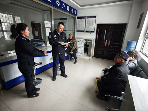 1774932779112385.jpg 民警为群众宣传反诈知识.jpg